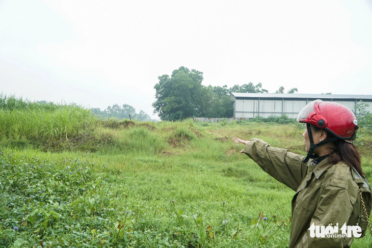 Bà Nguyễn Thị Xuân phản ảnh việc doanh nghiệp san lấp đất nông nghiệp trái phép, đắp cao hàng mét so với hiện trạng - Ảnh: PHẠM TUẤN
