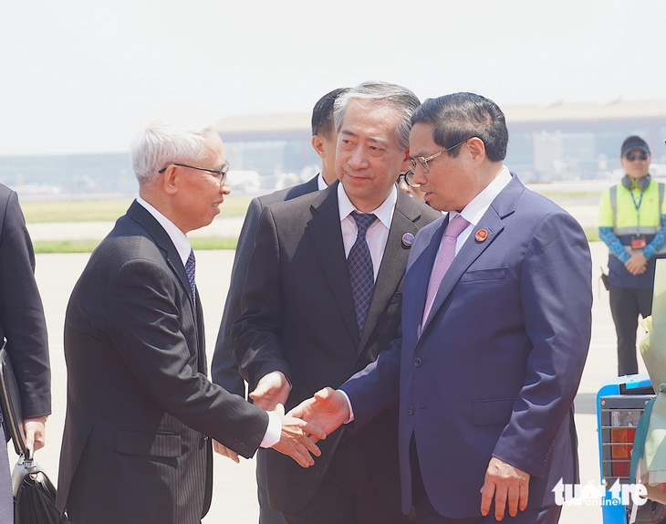 Đại sứ Trung Quốc tại Việt Nam Hùng Ba đón Thủ tướng tại sân bay - Ảnh: NGỌC AN