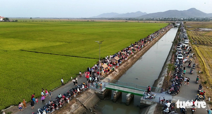 Khu ẩm thực bên cánh đồng lúa, dòng kênh ở huyện Long Điền, sau này sẽ là huyện Long Đất, tỉnh Bà Rịa - Vũng Tàu - Ảnh: ĐÔNG HÀ  