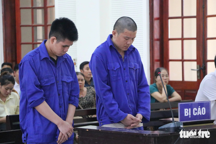Hai bị cáo Sáng và Hiếu tại phiên tòa ngày 26-6 - Ảnh: DOÃN HÒA