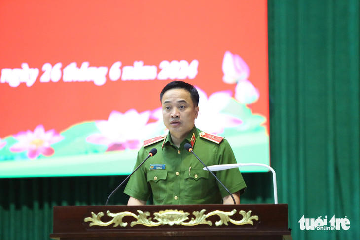 Thiếu tướng Mai Hoàng, phó giám đốc Công an TP.HCM, phát biểu tại hội nghị - Ảnh: MINH HÒA