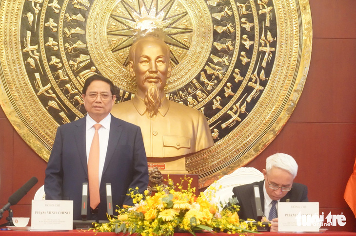 Thủ tướng trao đổi với cán bộ, nhân viên Đại sứ quán Việt Nam tại Trung Quốc - Ảnh: NGỌC AN