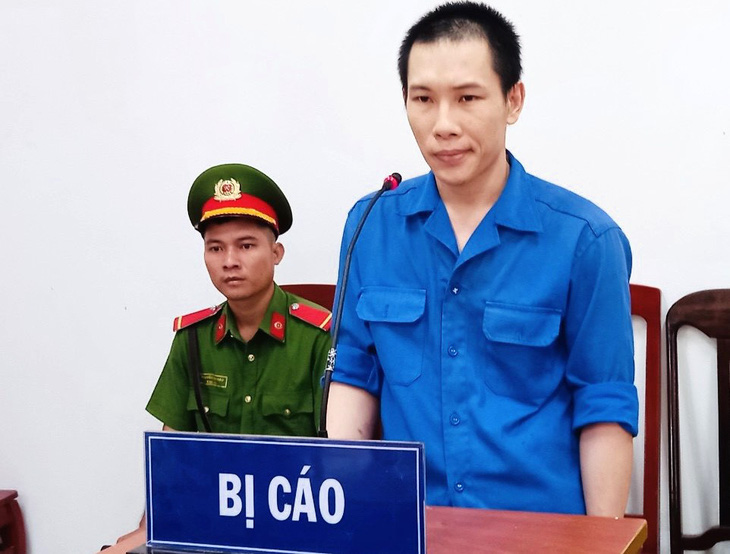 Bị cáo Bùi Quốc Hội (26 tuổi, trú huyện Sơn Hòa, tỉnh Phú Yên) bị Tòa án nhân dân tỉnh này tuyên phạt 7 năm tù về tội "cướp tài sản" và 1 năm 6 tháng tù về tội "tàng trữ, sử dụng trái phép vũ khí quân dụng" - Ảnh: THẾ MINH