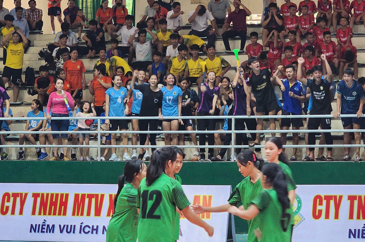 Nhà thi đấu tỉnh Long An bùng nổ với mỗi điểm số trong các trận chung kết - Ảnh: SƠN LÂM