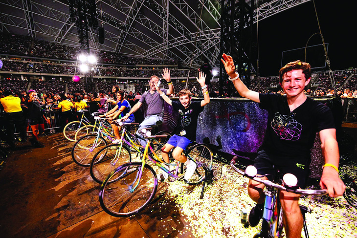 Khán giả vừa nghe nhạc vừa đạp xe phát điện tại show của Coldplay.