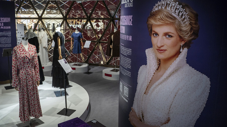 Bộ sưu tập váy áo của cố Công nương Diana được trưng bày tại Triển lãm Hong Kong, Trung Quốc tháng 4-2024 trước khi đưa ra đấu giá ở Beverly Hills, Mỹ, ngày 26-6 - Ảnh: ABC7