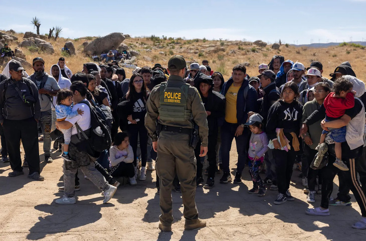 Hình ảnh một nhóm người nhập cư từ biên giới phía nam gần bang California (Mỹ) - Ảnh: NEW YORK POST