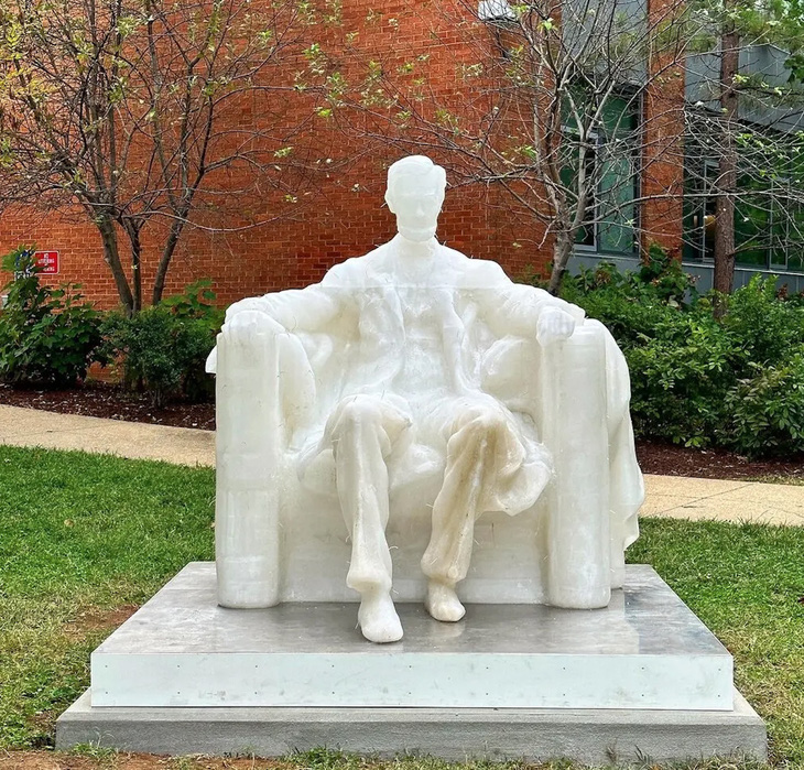 Tác phẩm điêu khắc cố tổng thống Abraham Lincoln trước khi bị tan chảy - Ảnh: NEW YORK TIMES