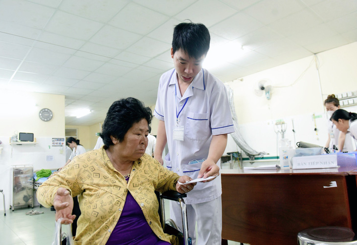Người cao tuổi khám chữa bệnh tại Bệnh viện huyện Cần Giờ - Ảnh: DUYÊN PHAN