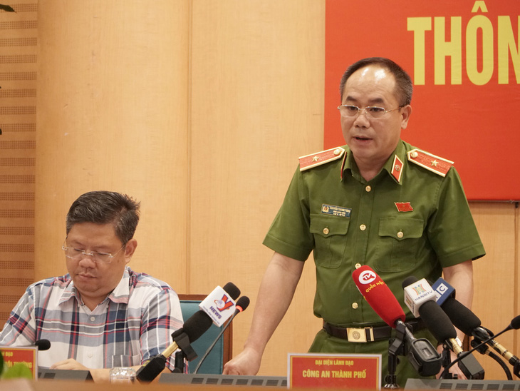Thiếu tướng Nguyễn Thanh Tùng - phó giám đốc Công an TP Hà Nội - thông tin tại buổi họp báo - Ảnh: PHẠM TUẤN