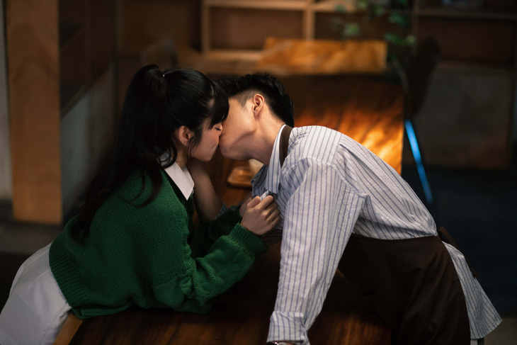 Khánh Vân thoải mái "khóa môi" bạn diễn trong MV của Tăng Phúc