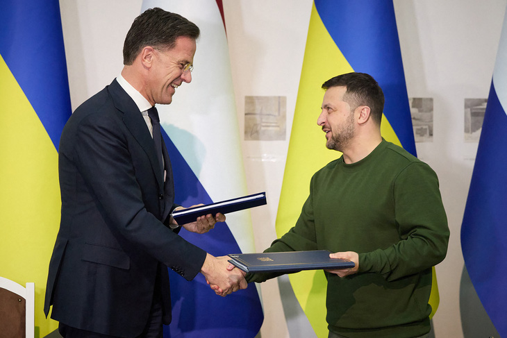 Thủ tướng Hà Lan Mark Rutte trao đổi văn kiện cùng Tổng thống Ukraine Volodymyr Zelensky tại lễ ký kết thỏa thuận hợp tác an ninh giữa hai nước hồi tháng 3 - Ảnh: AFP