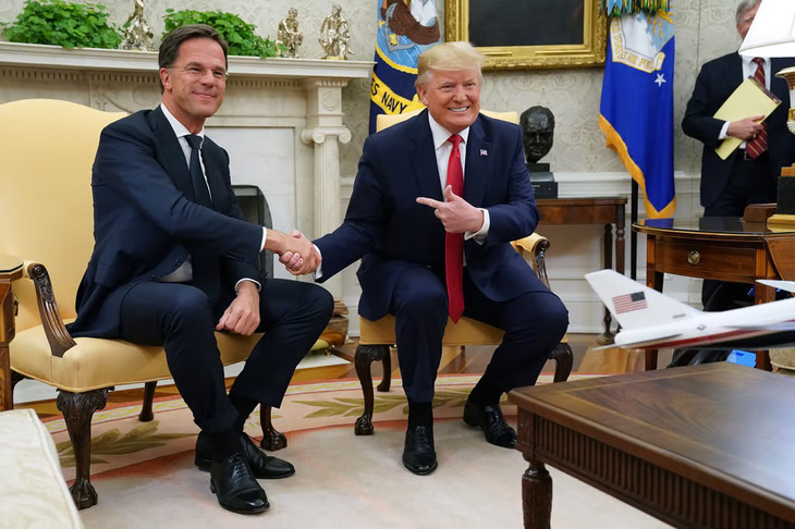 Tổng thư ký NATO tương lai Mark Rutte (trái) bắt tay với cựu tổng thống Mỹ Donald Trump trong cuộc hội đàm hồi năm 2019 - Ảnh: GETTY IMAGES