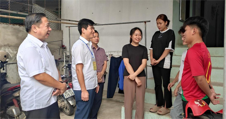 Thành viên Ban chỉ đạo thi tốt nghiệp THPT năm 2024 huyện Quan Hóa (bìa trái) thăm, động viên các thí sinh tại một khu nhà trọ miễn phí ở khu 4, thị trấn Hồi Xuân chiều 26-6 - Ảnh: HÀ ĐỒNG