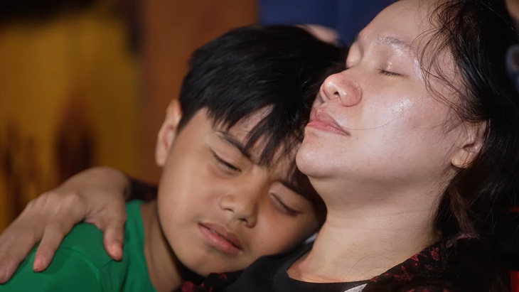 Cảnh phim gây xúc động của Hùng và mẹ trong phim "Imprint" - Ảnh chụp màn hình