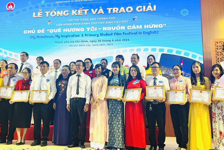 Ông Nguyễn Bảo Quốc (áo trắng - ở giữa) - Phó Giám đốc Sở Giáo dục và Đào tạo TP.HCM trao giải cho các trường xuất sắc đạt giải trong hội thi - Ảnh: MỸ DUNG