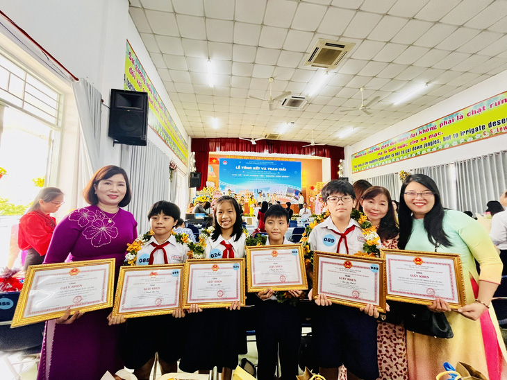 Với "Imprint", Trường tiểu học Phan Chu Trinh, quận Tân Phú xuất sắc đạt 6 giải thưởng của hội thi - Ảnh: MỸ DUNG