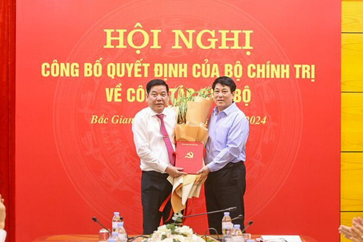 Thường trực Ban Bí thư Lương Cường (phải) trao quyết định của Bộ Chính trị điều động ông Nguyễn Văn Gấu - phó chủ nhiệm Tổng cục Chính trị Quân đội nhân dân Việt Nam - tham gia Ban Chấp hành, Ban Thường vụ, giữ chức bí thư Tỉnh ủy Bắc Giang - Ảnh: NHƯ NGUYỆT