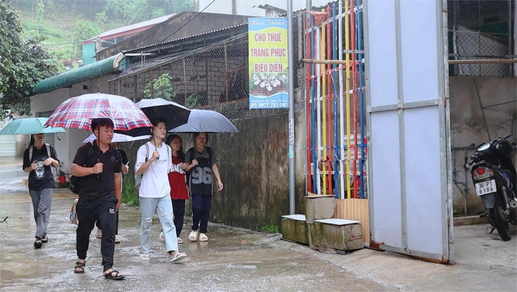 Các thí sinh xã Hiền Chung, Hiền Kiệt, huyện vùng cao Quan Hóa (Thanh Hóa) đến khu nhà trọ N.T. ở khu 4, thị trấn Hồi Xuân để ở miễn phí - Ảnh: HÀ ĐỒNG
