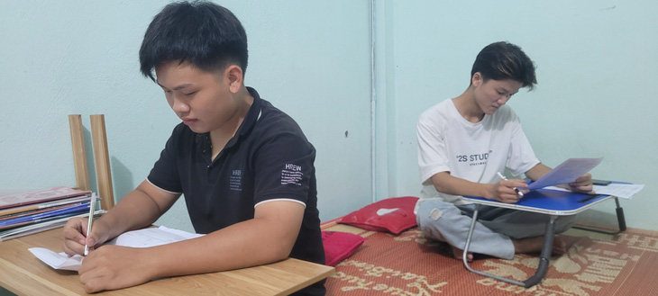 Các thí sinh huyện vùng cao Quan Hóa (Thanh Hóa) tranh thủ ôn lại kiến thức tại một phòng trọ miễn phí ở khu 4, thị trấn Hồi Xuân ngày 26-6 - Ảnh: HÀ ĐỒNG