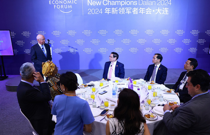 Thủ tướng Phạm Minh Chính chủ trì phiên thảo luận với chủ tịch WEF và 20 lãnh đạo các tập đoàn lớn của WEF - Ảnh: DƯƠNG GIANG