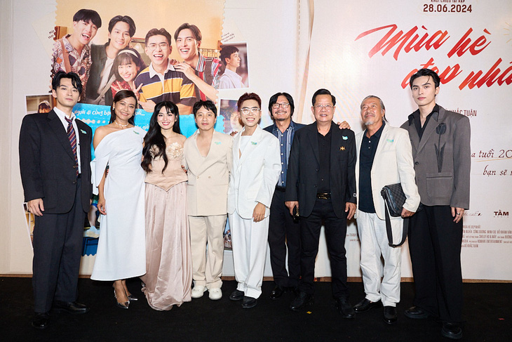 Dàn cast chính của 'Mùa hè đẹp nhất' cùng đạo diễn Vũ Khắc Tuận.