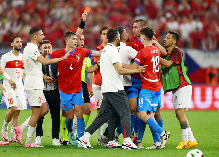 Trọng tài rút thẻ đỏ cho Tomas Chory của CH Czech - Ảnh: REUTERS