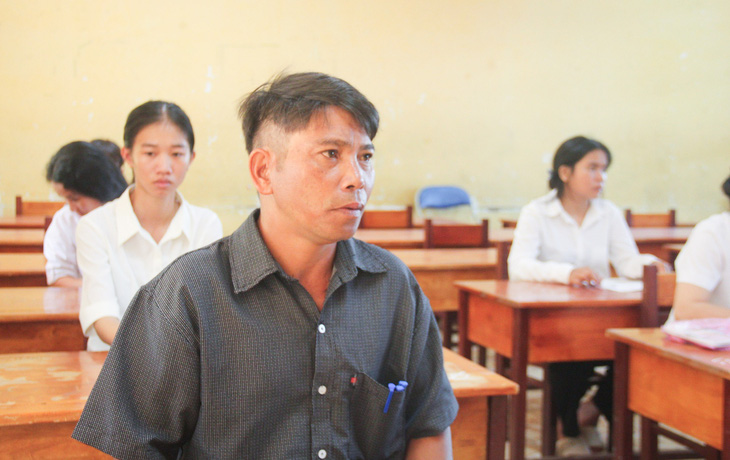 Thầy Rơ Châm Ui (47 tuổi) tham gia kỳ thi tốt nghiệp THPT 2024 - Ảnh: T.H.