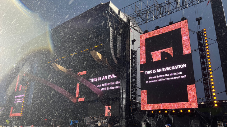 Thông báo di tản khán giả khi mưa to dữ dội tại show của Elton John ở New Zealand tháng 1-2023.