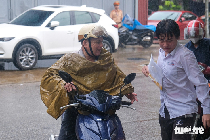 Mưa rào bất ngờ ở Bắc Ninh khiến một số thí sinh bị ướt - Ảnh: HÀ QUÂN