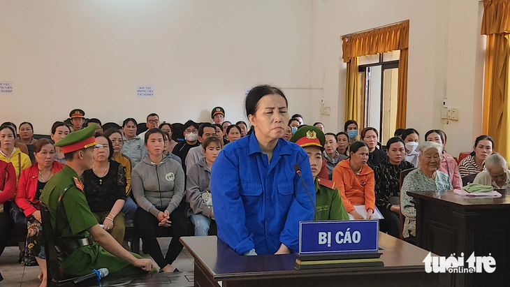 Bị cáo Nguyễn Thị Ánh Hồng tại phiên tòa - Ảnh: BỬU ĐẤU