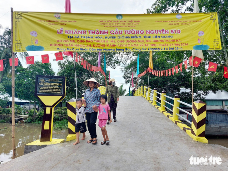 Người dân địa phương phấn khởi khi đi qua cầu Tà Ke ở xã Thạnh Hòa - Ảnh: CHÍ CÔNG