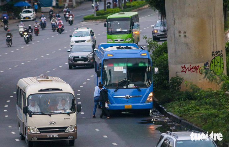 Hình ảnh một số xe buýt tấp vào lề đột ngột để đón khách hay phóng nhanh vượt ẩu đã được phóng viên ghi nhận lại trong thời gian qua - Ảnh: CHÂU TUẤN
