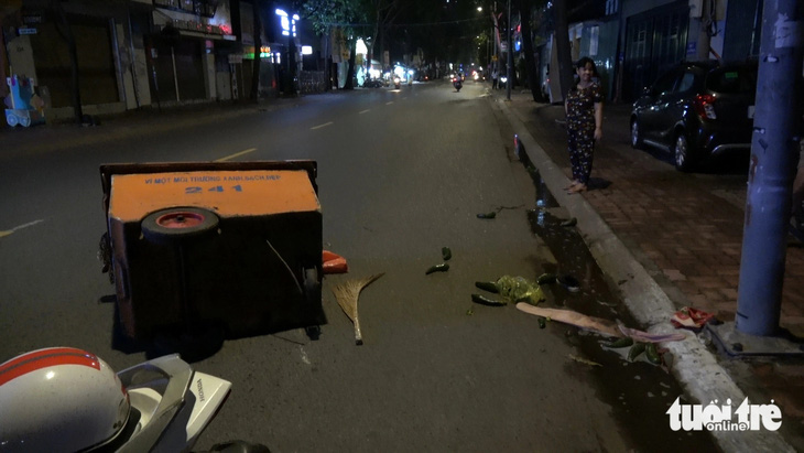 Điểm đầu tiên của vụ tai nạn liên hoàn ở số 101 Nguyễn Văn Trỗi, khi ô tô con kéo lê một xe đẩy rác - Ảnh: ĐÔNG HÀ