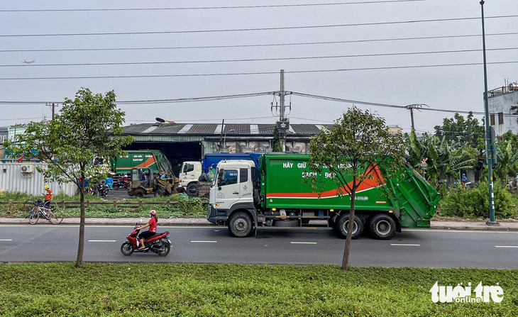 Có những ngày xe tập kết tại trạm rác Hiệp Bình Chánh quá đông, một số xe rác khác phải đậu ngoài đường Phạm Văn Đồng - Ảnh: CHÂU TUẤN