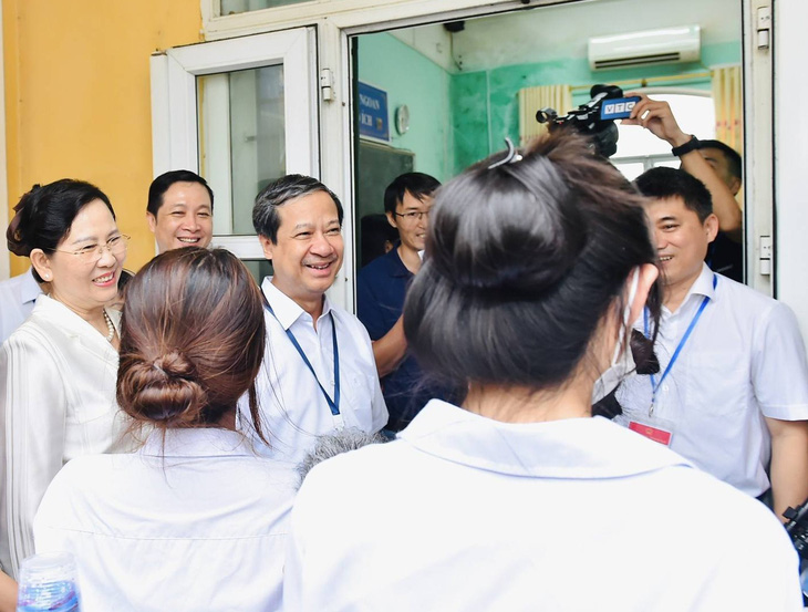 Sáng 27-6, trước buổi thi môn văn, Bộ trưởng Nguyễn Kim Sơn đã tới kiểm tra tại điểm thi Trường THPT B Duy Tiên, điểm thi Trường THPT Chuyên Biên Hòa, tỉnh Hà Nam và động viên học sinh, giáo viên ở 2 điểm thi này - Ảnh: Bộ GD-ĐT