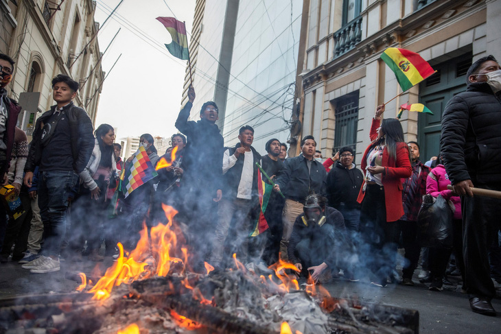 Khung cảnh hỗn loạn trong cuộc đảo chính tại quảng trường Plaza Murillo, Bolivia ngày 26-6 - Ảnh: REUTERS