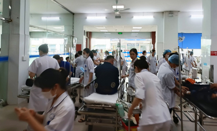 Cả trăm công nhân của Nhà máy Đóng tàu Sông Cấm, TP Hải Phòng phải nhập viện nghi do ngộ độc thức ăn - Ảnh: D. HẢI