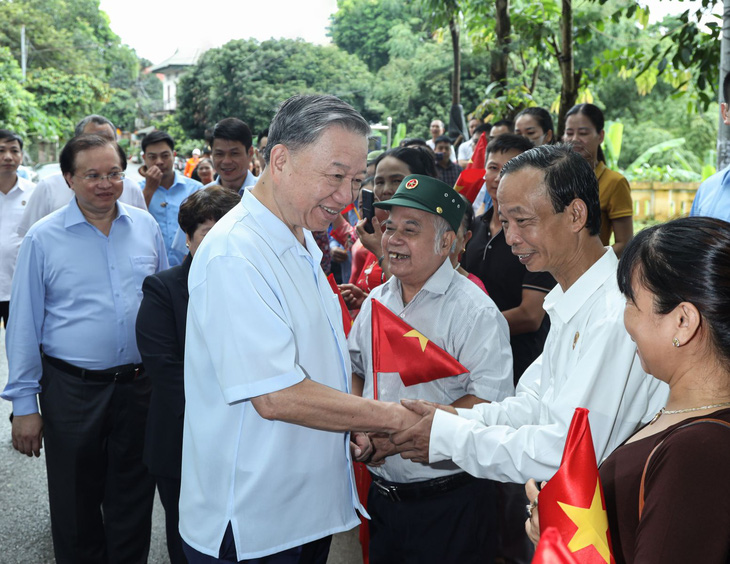 Chủ tịch nước Tô Lâm với nhân dân làng cổ Đường Lâm - Ảnh: VPCTN