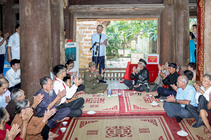 Chủ tịch nước Tô Lâm nói chuyện thân mật với các tầng lớp nhân dân tại đình Mông Phụ, làng cổ Đường Lâm - Ảnh: VPCTN