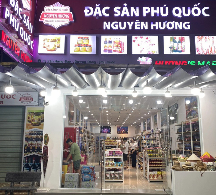 Một cửa hàng đặc sản Nguyên Hương trên đường  Nguyễn Trãi, phường Dương Đông, TP. Phú Quốc