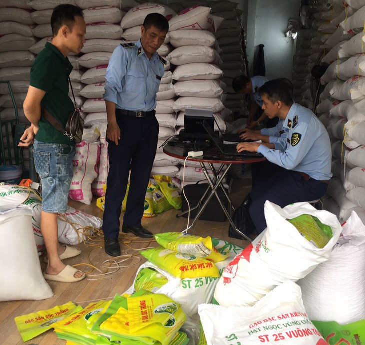 Ngày 5-4, lực lượng quản lý thị trường Hà Nội kiểm tra và xử lý 6 cơ sở kinh doanh gạo giả mạo nhãn hàng hóa, bao bì Gạo Ông Cua - Ảnh: QLTT