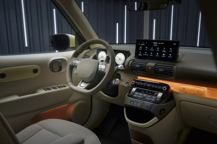 Khoang nội thất của Hyundai Inster cũng được kế thừa từ phiên bản xăng Casper, nhưng được nâng cấp về công nghệ và có thêm tùy chọn màu sắc cho ghế bọc vải. Màn giải trí 15 inch khác hẳn so với màn hình tí hon trên bản xăng.
