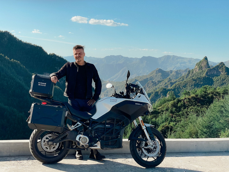 Một mình lái xe máy điện vòng quanh thế giới: 42.000km chưa từng hết pin, không cần đội hỗ trợ- Ảnh 11.