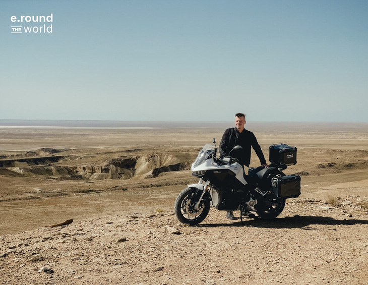 Một mình lái xe máy điện vòng quanh thế giới: 42.000km chưa từng hết pin, không cần đội hỗ trợ- Ảnh 3.