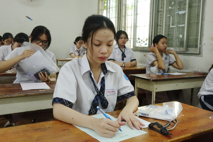 Thí sinh làm thủ tục trước giờ thi môn văn tại điểm thi Trường THPT Hoàng Hoa Thám, quận Bình Thạnh, TP.HCM - Ảnh: NHƯ HÙNG