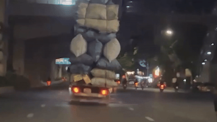 Chiếc xe chở "núi hàng" cao hơn 4m đi lại trên đường phố Hà Nội - Ảnh: MẠNH GIANG - VŨ TOÀN