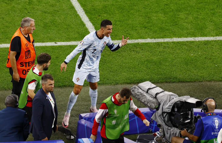 Ronaldo như "phát điên" với trọng tài thứ 4 khi hiệp 1 kết thúc - Ảnh: REUTERS
