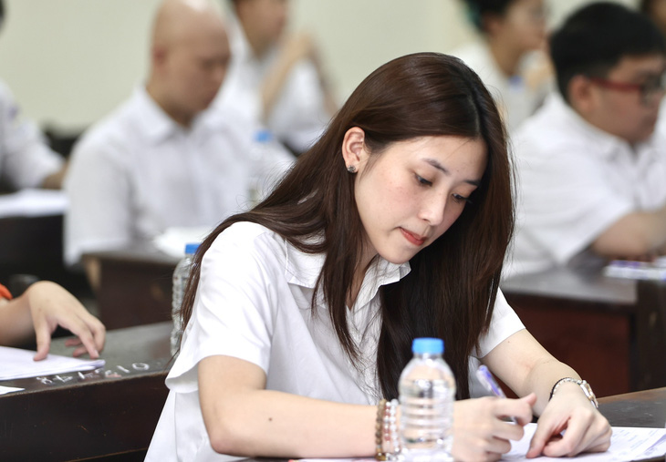Thí sinh làm thủ tục dự thi tại điểm thi THPT Chu Văn An (Hà Nội) - Ảnh: NGUYỄN KHÁNH