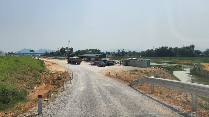 Vị trí xây dựng trạm dừng nghỉ tại cao tốc Mai Sơn - quốc lộ 45 hiện đang được bố trí làm trạm dừng nghỉ tạm thời - Ảnh: TUẤN PHÙNG